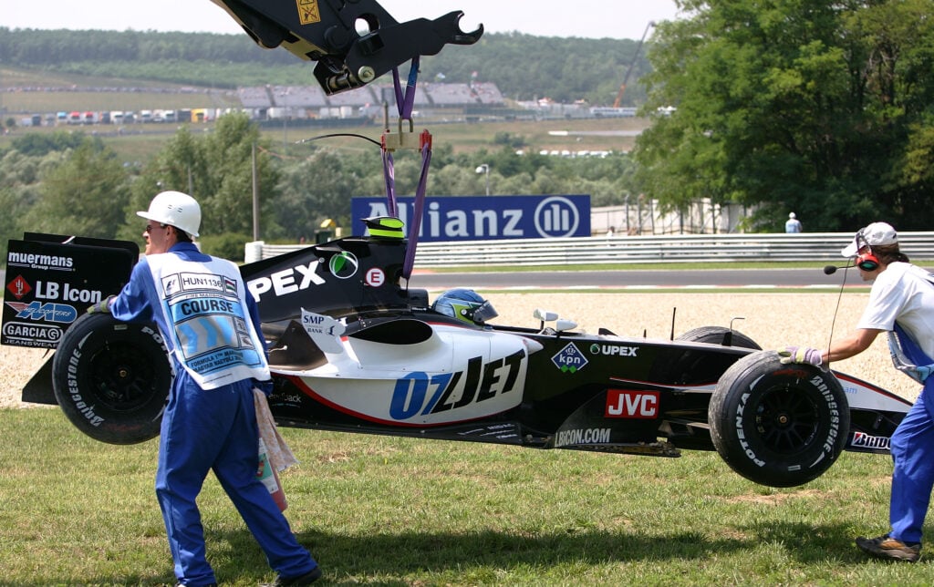 The Minardi F1 car of Chanoch Nissany is recovered